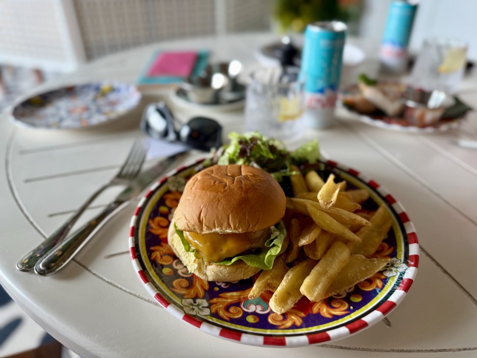 Mama Sky Pool burger