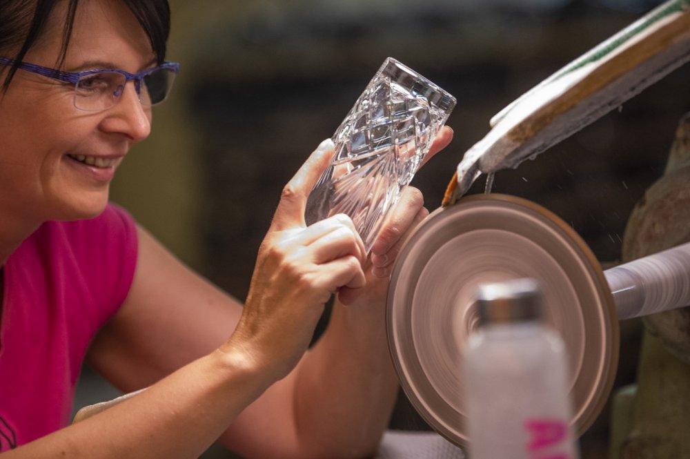 Ve sklárnách Crystal Bohemia vznikají opravdové skleněné unikáty