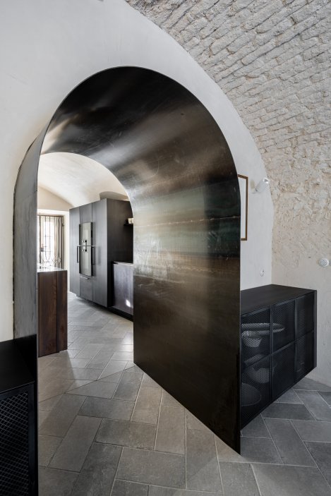 Architekti proto zvolili cestu osekání omítek, odhalení zdí i kleneb, aby mohly konstrukce dýchat. 