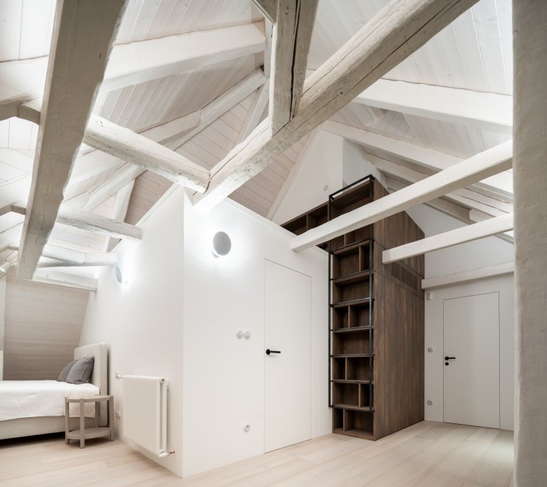 V podkroví byl v maximální míře zachován původní krov, který architekti doplnili o nadkrokevní izolaci. 