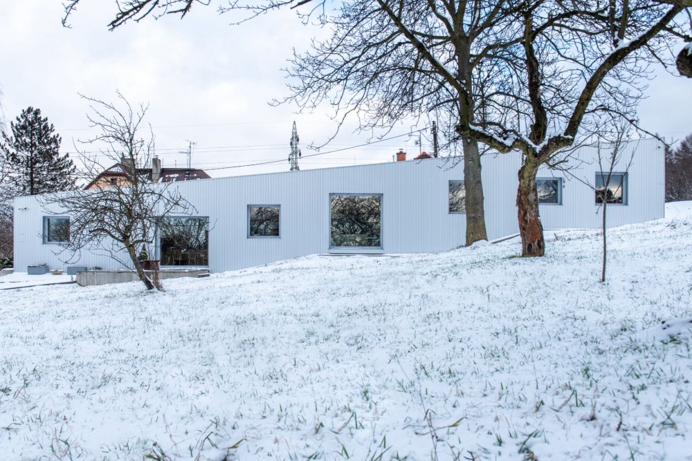 Objekt, který tvarově kopíruje pozemek, navrhli Ti Architekti.