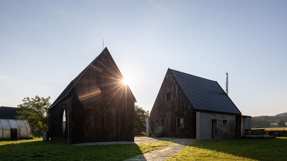 Architekti ze studia Tři. náct zachovali žulové stěny staré stodoly. Dřevostavbu pak umístili mezi ně. 