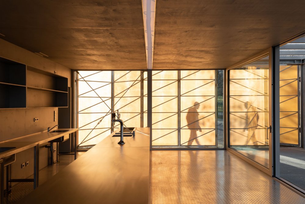 Výčep je otočený směrem do Stromovky, bistro do Výstaviště. 