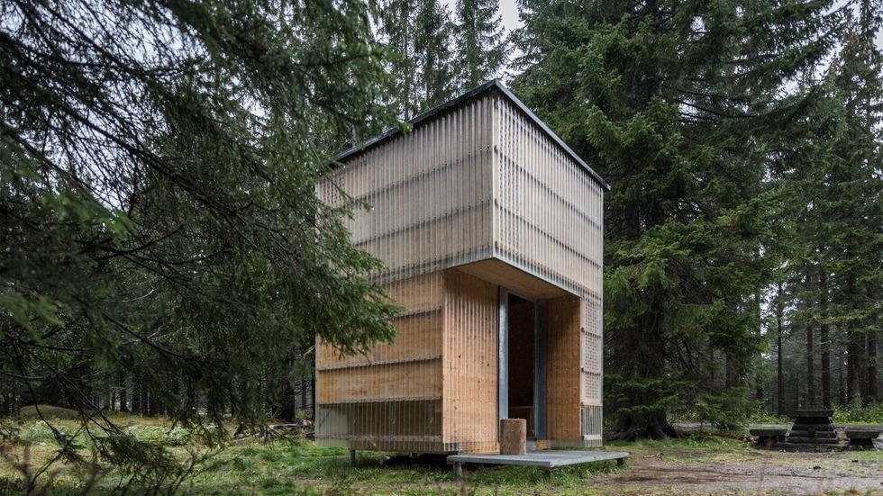 Krkonošská útulna se nachází poblíž frekventovaného rozcestí v Sedle pod Dvoračkami. 