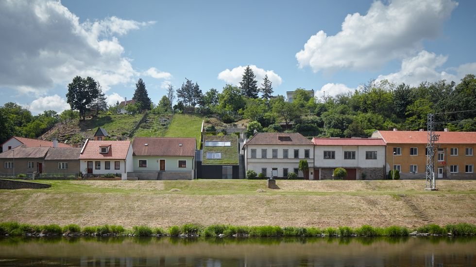 Kuba & Pilař architekti navrhli tento dům do velmi úzkého svažitého pozemku u Dyje.