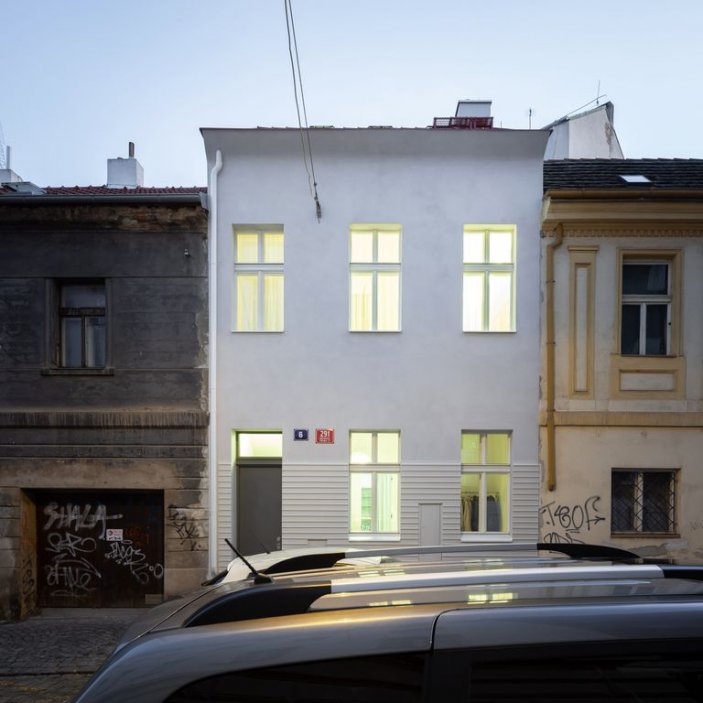 Rekonstrukce domu v Praze se chopil ateliér BY architects.