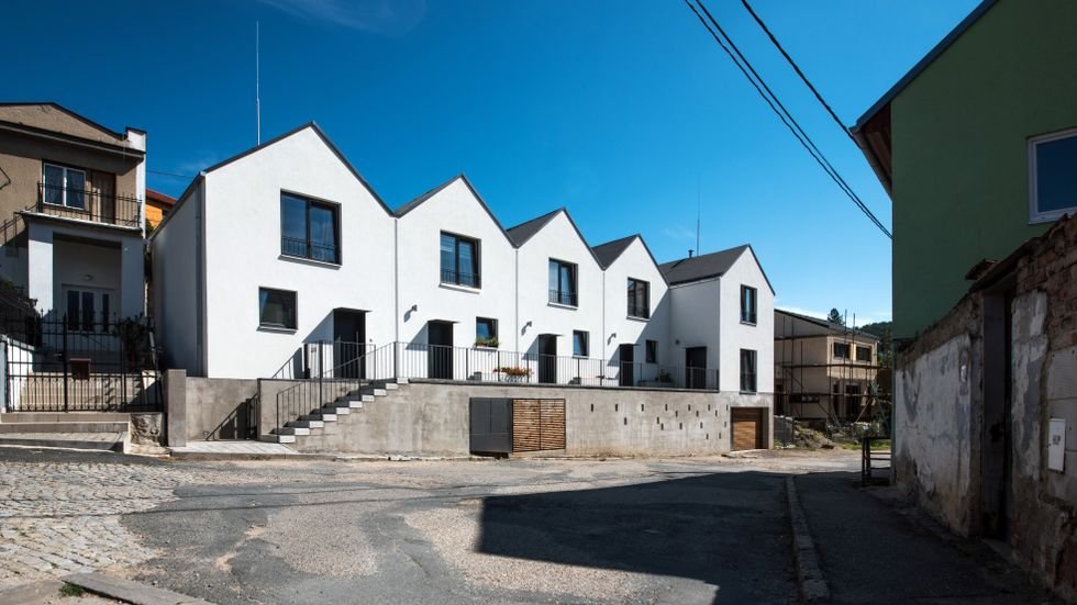 Sociální bydlení pro obec Bílovice nad Svitavou navrhli architekti z ateliéru Čtyřstěn.