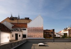 Projekt na přístavbu kanceláře ve Vysokém Mýtě vznikl v ateliéru Prokš Přikryl architekti.