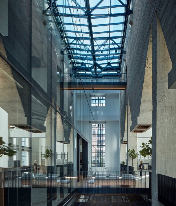 Po tříleté rekonstrukci podle projektu Studio Perspektiv vzniklo v kubistické budově coworkingové centrum Base4Work.