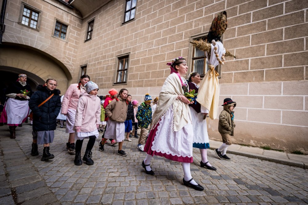Průvod spojený s vynášením Morany a vítání jara s folklorním souborem Podjavořičan v historickém centru Telče