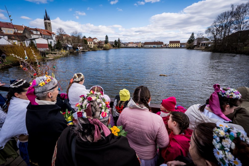 Průvod spojený s vynášením Morany a vítání jara s folklorním souborem Podjavořičan v historickém centru Telče