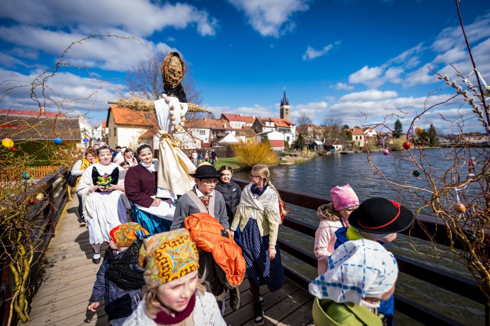 Průvod spojený s vynášením Morany a vítání jara s folklorním souborem Podjavořičan v historickém centru Telče