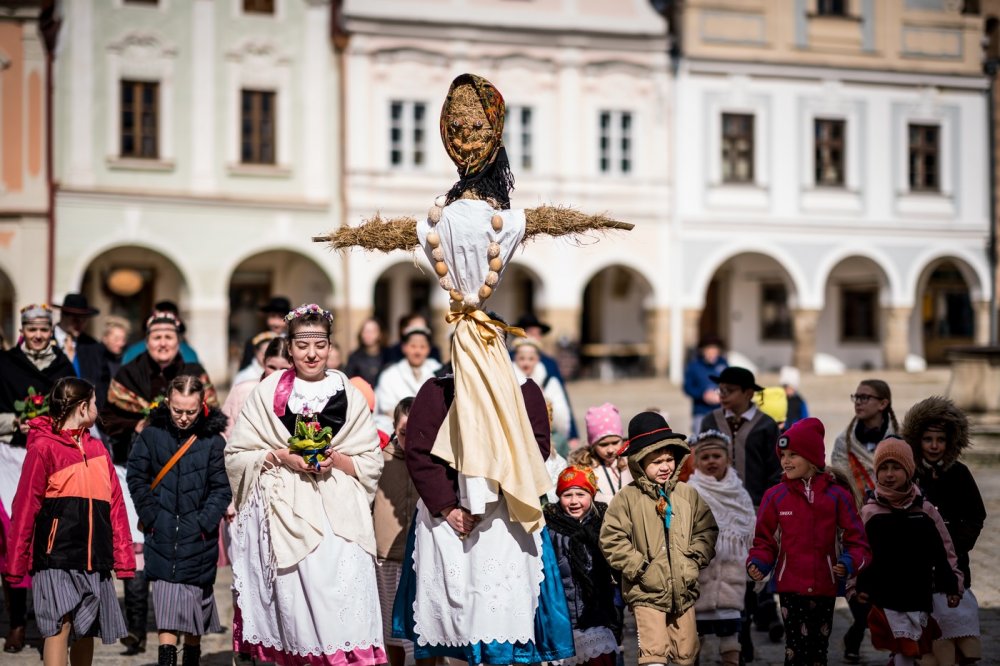 Průvod spojený s vynášením Morany a vítání jara s folklorním souborem Podjavořičan v historickém centru Telče