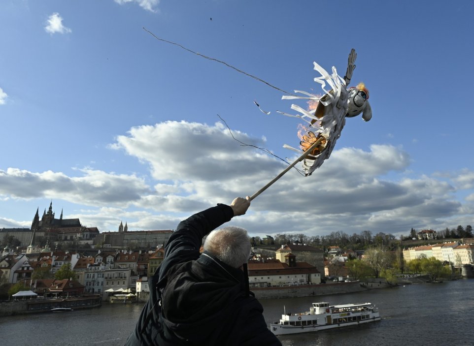 Průvod na Karlově mostě spálil Moranu, upozorňoval na tělesné tresty dětí