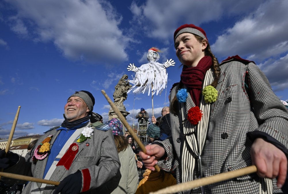 Průvod na Karlově mostě spálil Moranu, upozorňoval na tělesné tresty dětí