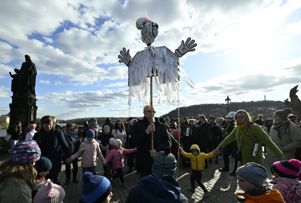 Průvod na Karlově mostě spálil Moranu, upozorňoval na tělesné tresty dětí
