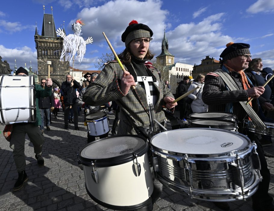 Průvod na Karlově mostě spálil Moranu, upozorňoval na tělesné tresty dětí