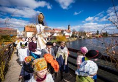 Průvod spojený s vynášením Morany a vítání jara s folklorním souborem Podjavořičan v historickém centru Telče