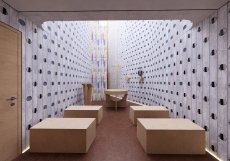Budovu a interiér  navrhl architekt Vávra