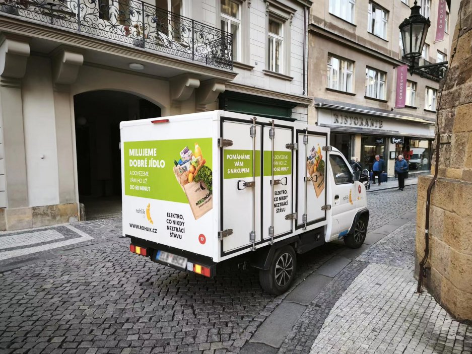 Elektromobil Nextem Orca, který využívá Rohlik.cz
