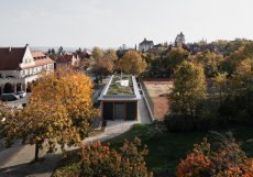 Dřevostavba, která klubovnu tvoří je záměrně lehká a vystavěná na sloupech jako zahradní pavilon uprostřed parku. Svým výrazem evokuje lázeňské altány a kolonády spojené s relaxací a klidem. 