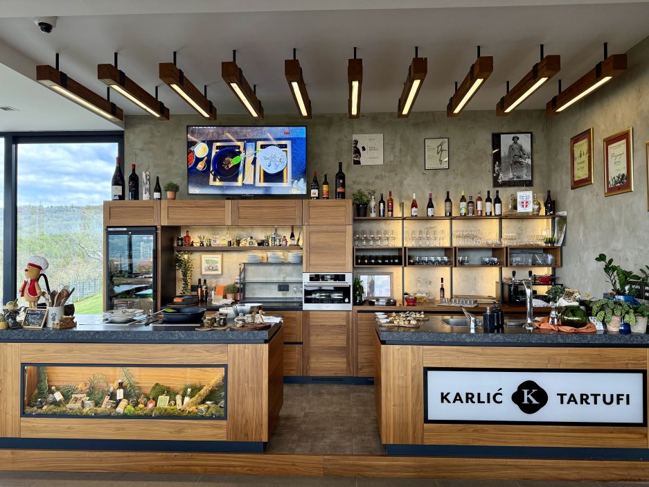 Otevřená kuchyně místní restaurace