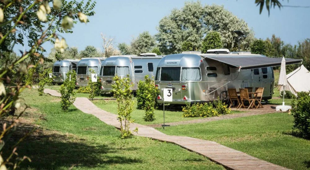 Camping Ca’Savio, Veneto, Italie - Camping Ca'Savio se nachází na úzkém poloostrově Cavallino-Treporti a nabízí BYO parcely pod stromy baterii nablýskaných karavanů Airstream. 