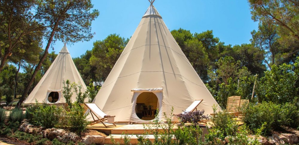 Arena One 99, Istria, Chorvatsko - Nedaleko jižního cípu Istrie leží areál skvěle vybavených stanů, respektive teepee. Ty nejhonosnější stany jsou zde dokonce dvoupatrové. 