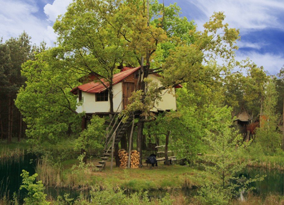 "Tajný svět Turisede" zahrnuje 2 kempy s hotelem na stromě, který v Německu proslul i legendárními gastronomickými zážitky, tureckými lázněmi a "Krönum" - divadlem pro stolování. 