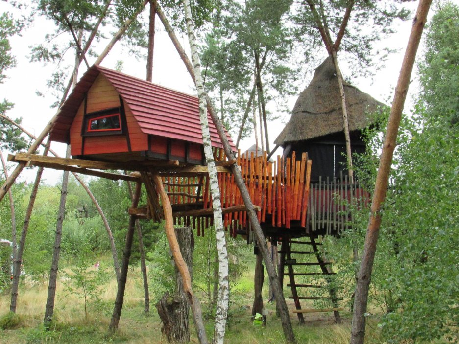 "Tajný svět Turisede" zahrnuje 2 kempy s hotelem na stromě, který v Německu proslul i legendárními gastronomickými zážitky, tureckými lázněmi a "Krönum" - divadlem pro stolování. 