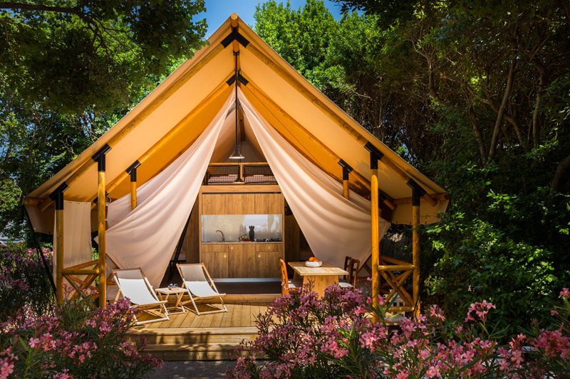 Valamar Camping Krk 5* Resort, Krk, Chorvatsko Zatímco řada glampingových míst není určena pro děti, Valamar Camping v blízkosti Jaderského moře je na rodiny s dětmi přímo zaměřen. 
