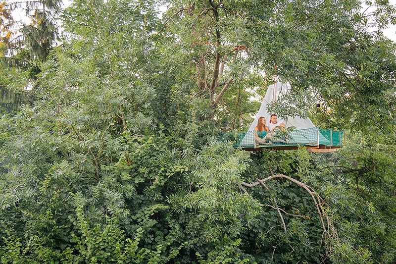 Treetops, Chorvatsko - Ve větvích můžete využít jak spací plošinu ve výšce 12m a závěsné lůžko 2,5 metru nad zemí.