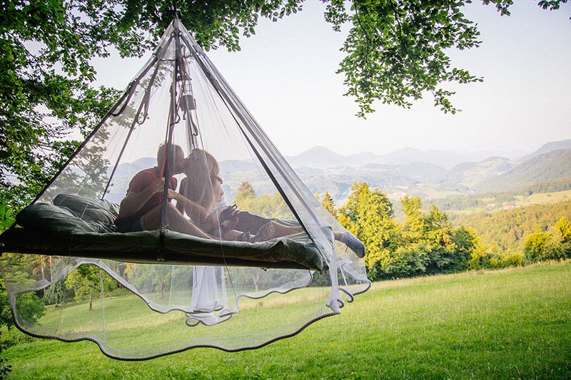 Treetops, Chorvatsko - Další ubytování v korunách stromů ovšem nezahrnuje domečky ve větvích, ale spací plošinu ve výšce 12m a závěsné lůžko 2,5 metru nad zemí. Vítr lůžko během spánku otáčí. Ráno je možné odsud shlédnout i krásný východ slunce. 