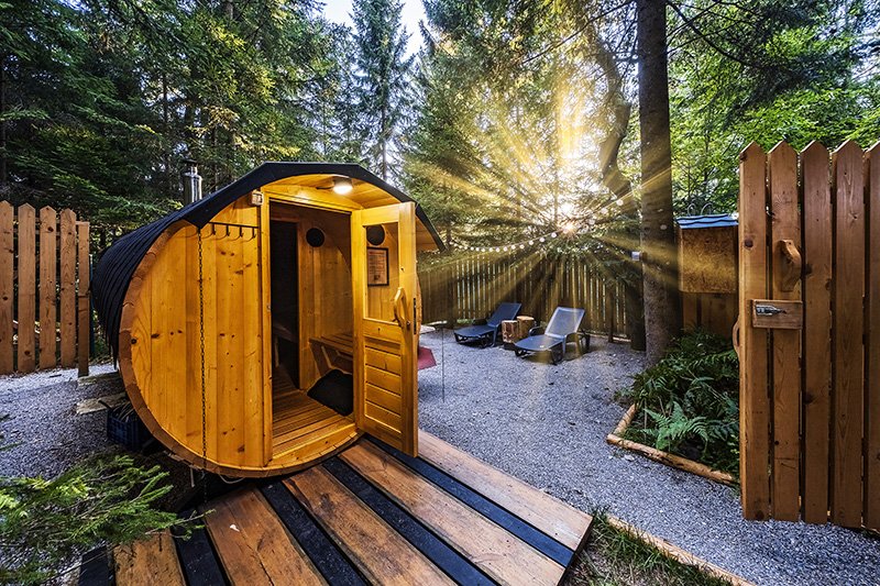 Nedaleko Ljubljany ve Slovinsku – je další glamping v obřích sudech. 