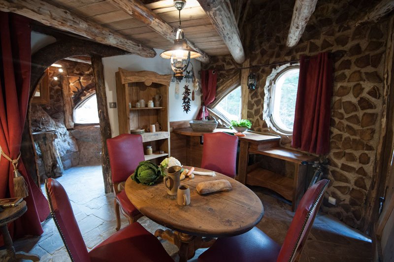 Vosges, La Clairière aux Cabanes – Francie – interiér chaloupky