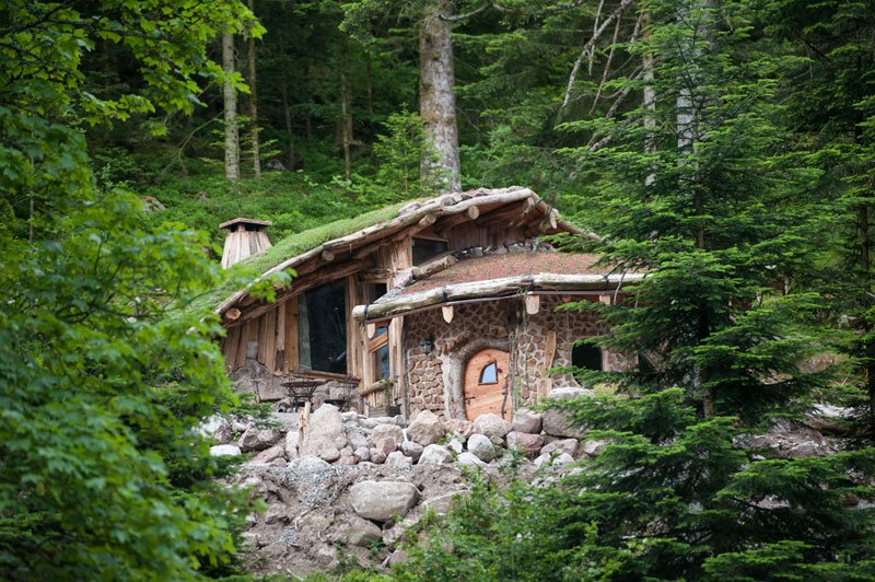 Vosges, La Clairière aux Cabanes – Francie – Zdejší glamping má v nabídce hned trojici originálních ubytování. Chaty jsou rozděleny do tří kategorií: "Treehouse", "Special Indoor Hut" nebo "Exceptional Hut" a vloni se k nim přidala "chata zahradníka", "chata umělců" a "tajemná rezidence".