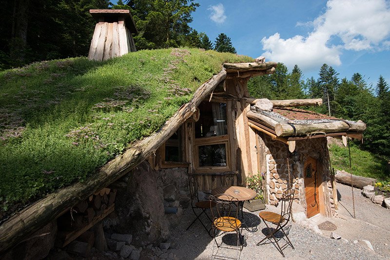 Vosges, La Clairière aux Cabanes – Francie – Zdejší glamping má v nabídce hned trojici originálních ubytování. Chaty jsou rozděleny do tří kategorií: "Treehouse", "Special Indoor Hut" nebo "Exceptional Hut" a vloni se k nim přidala "chata zahradníka", "chata umělců" a "tajemná rezidence".
