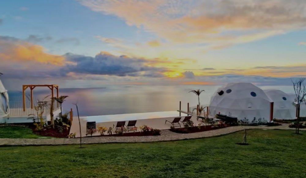 Dome in Calheta, Madeira, Portugalsko – stojí v jedné z přírodních rezervací na Madeiře, a to ve výšce 600 metrů nad mořem.