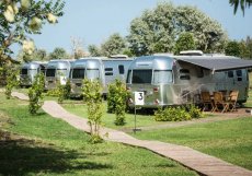Camping Ca’Savio, Veneto, Italie - Camping Ca'Savio se nachází na úzkém poloostrově Cavallino-Treporti a nabízí BYO parcely pod stromy baterii nablýskaných karavanů Airstream. 