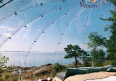Trones Eye, Trondelag, Norsko - Kopule osamělého iglú Trones Eye leží v blízkosti vikingských bojišť a starověkých pohřebišť na břehu Trondheimského fjordu. Svým návštěvníkům nabízí 360stupňové panorama moře, lesů a nebe. 