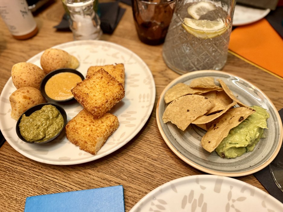 pan de yuca se salsami a guacamole s totopos