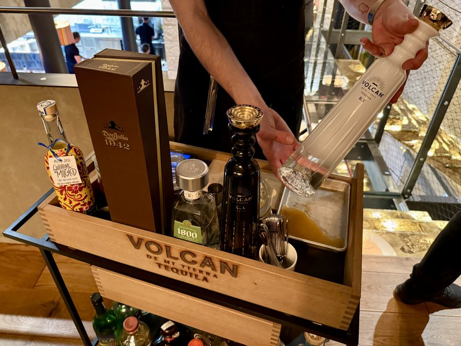 vozík s tequillou a mezcalem