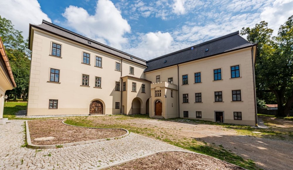 Zámek Neustupov, který tvoří dominantu stejnojmenného městyse na Voticku ve středních Čechách, koupil Michal Farník v roce 2020 v havarijním stavu. Po několikaleté rekonstrukci se návštěvníkům poprvé představí