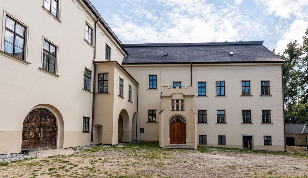 Zámek Neustupov, který tvoří dominantu stejnojmenného městyse na Voticku ve středních Čechách, koupil Michal Farník v roce 2020 v havarijním stavu. Po několikaleté rekonstrukci se návštěvníkům poprvé představí