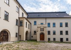 Zámek Neustupov, který tvoří dominantu stejnojmenného městyse na Voticku ve středních Čechách, koupil Michal Farník v roce 2020 v havarijním stavu. Po několikaleté rekonstrukci se návštěvníkům poprvé představí