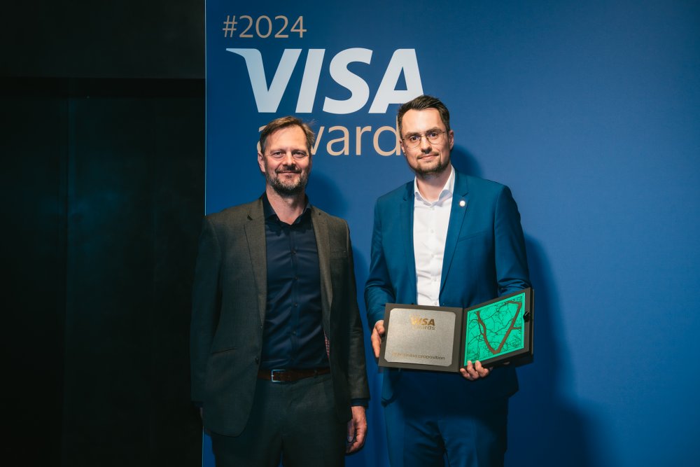 Ocenění Business proposition převzal zástupce mBank.