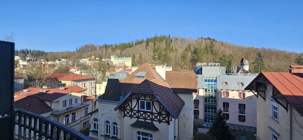 Lázeňské domy v Mariánských Lázních jsou v bezprostřední blízkosti krásných lesů.