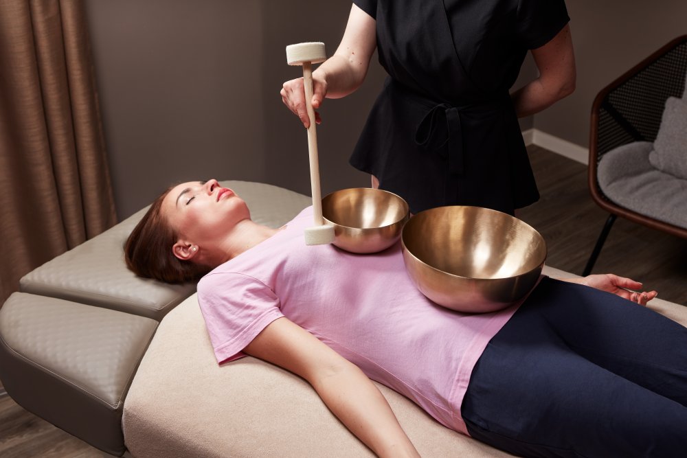 Další netypickou lázeňskou terapií je zde relaxační procedura s tibetskými mísami "Singing Bowls".  Někdy se kombinuje i s jógou.