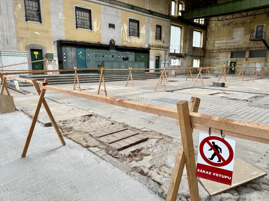 Zrekonstruována je zatím pouze polovina haly, kde se nyní vaří pivo