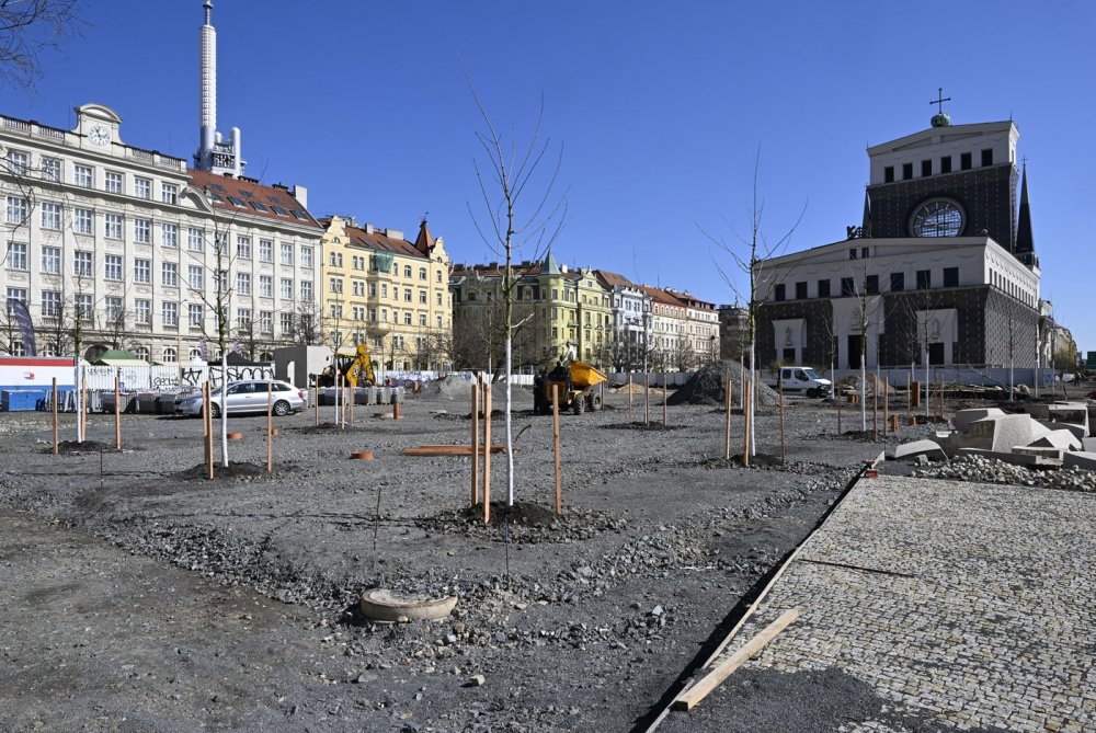 Pokračující rekonstrukce náměstí Jiřího z Poděbrad